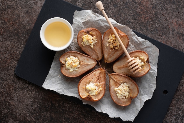 Peras al horno con queso, canela, miel