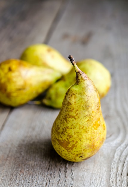 Peras amarelas em uma mesa de madeira