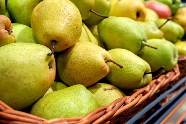 Peras amarelas orgânicas maduras e suculentas estão no balcão da loja. conceito de comida vegana saudável