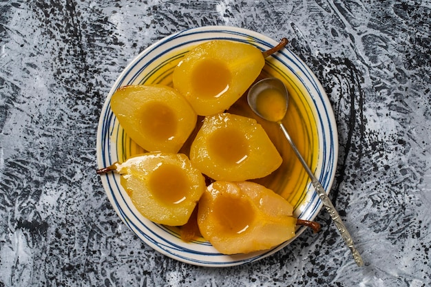 Foto peras assadas em suco de laranja close-up deliciosa sobremesa