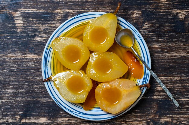 Peras assadas em suco de laranja close-up Deliciosa sobremesa