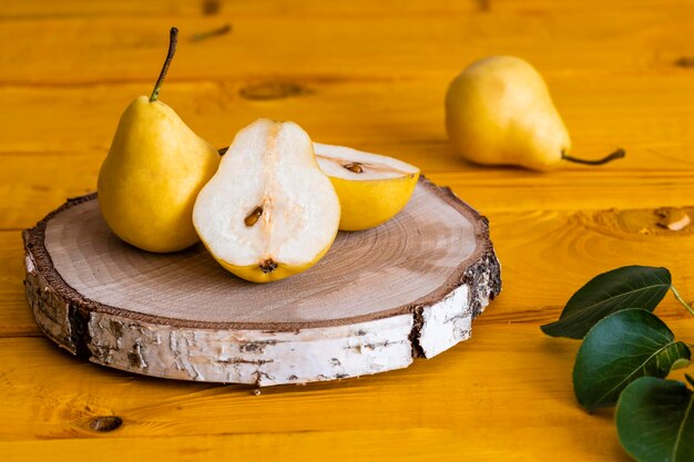 Peras cortadas ao meio estão sobre uma mesa de madeira fechada