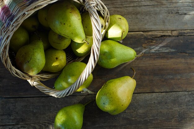 Peras em um fundo de madeira Colheita de frutas Natureza morta de outono Variedade de peras Conferência de Bera