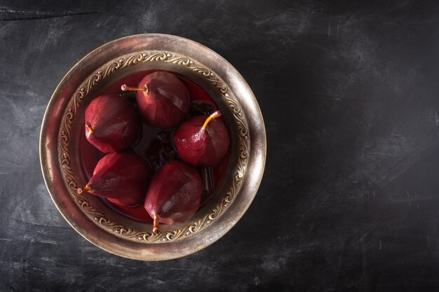 Peras escalfadas en vino tinto con canela y anís