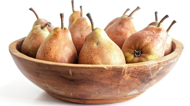 Peras frescas en un cuenco de madera en una mesa perfecta para diseños relacionados con la comida y la cocina