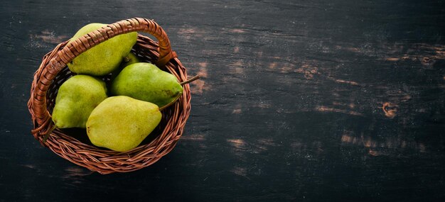 Peras frescas em uma cesta de madeira Frutas Espaço livre para texto Vista superior