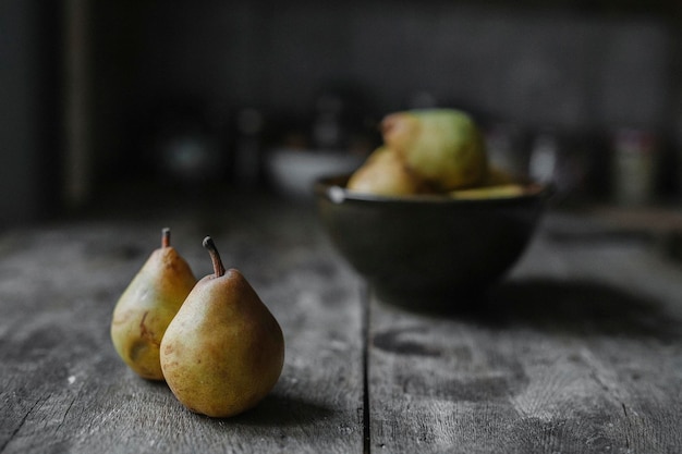 Peras frescas em uma mesa de cozinha