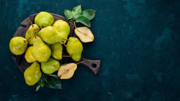 Peras frescas em uma mesa de pedra preta Frutas Espaço livre para texto Vista superior