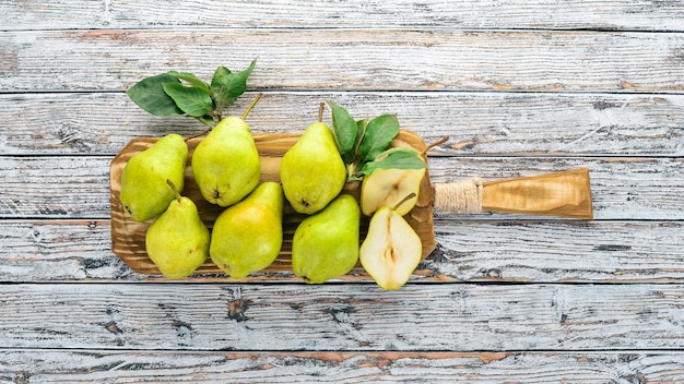 Peras frescas en una mesa de madera blanca Frutas Espacio libre para texto Vista superior