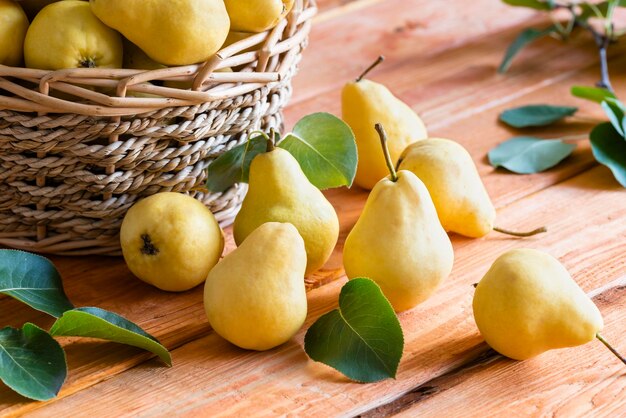 Peras maduras amarelas em uma mesa de madeira fechada