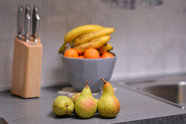 Peras maduras frescas en la cocina Comida vegana saludable