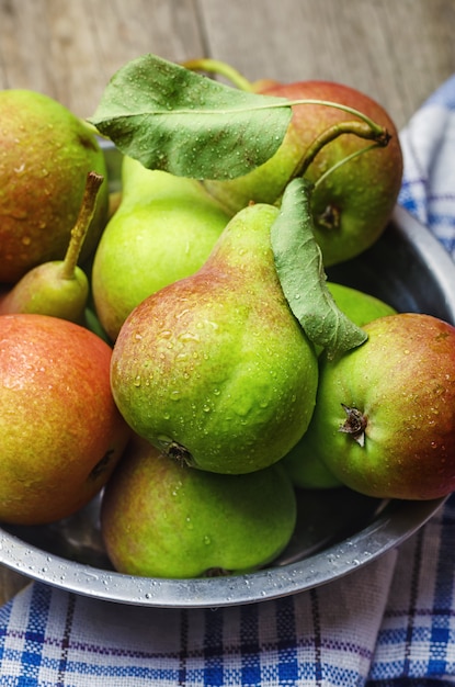 Peras maduras frescas na mesa de madeira