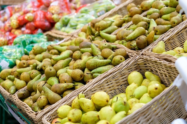 Peras maduras en el mostrador del supermercado Mercado de agricultores Alimentos frescos Foco selectivo