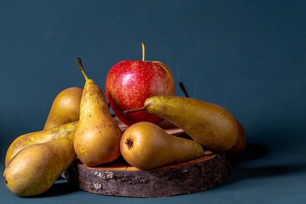 Peras y manzanas sobre tabla de madera.