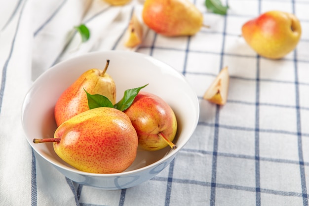 Foto peras orgánicas que se establecen en un paño de cocina ligeramente punteado