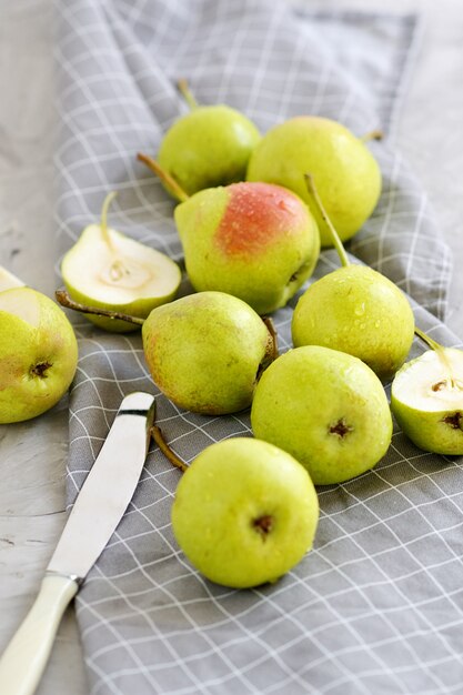 Peras orgánicas saludables, cosecha de otoño