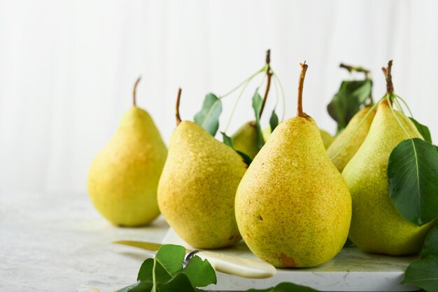 Peras Peras orgânicas doces frescas com folhas em suporte ou prato no fundo de azulejos de pedra antigos Quadro de frutas da colheita de outono Vista superior Fundo de alimentos Mock up