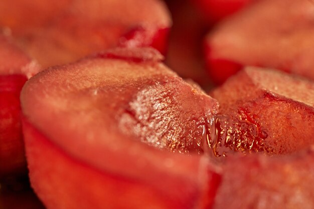 Peras prontas cozidas em calda vermelha com close-up de vinho. macro