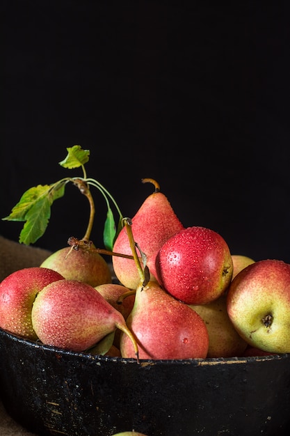 Peras rojas, veganas, comida dietetica. Cosecha de otoño Frutas jugosas en bolsa. Estado de ánimo de otoño. Vegetariano.