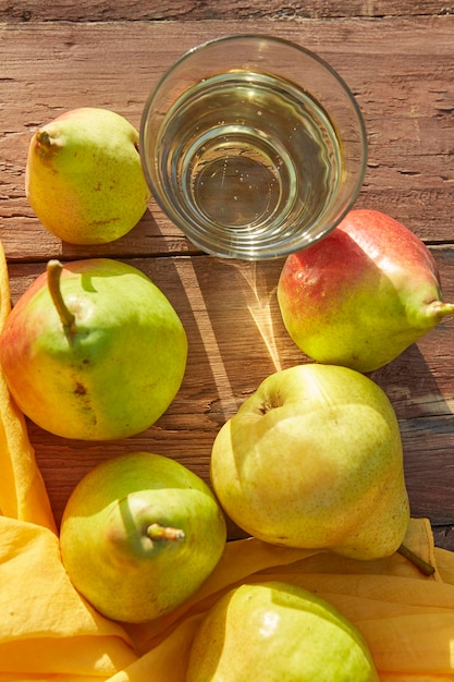 Peras y sidra en un vaso