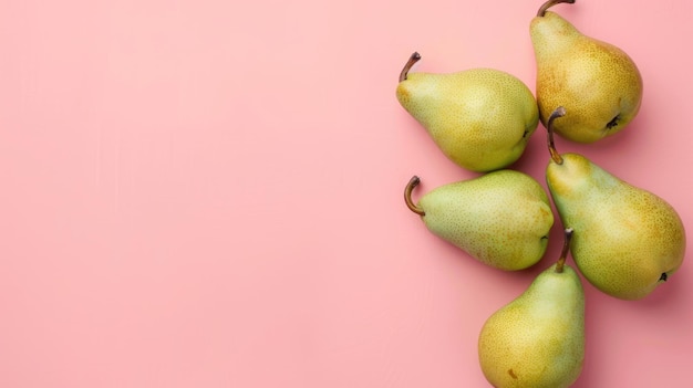 Foto peras verdes frescas en un fondo rosado concepto de alimentación saludable