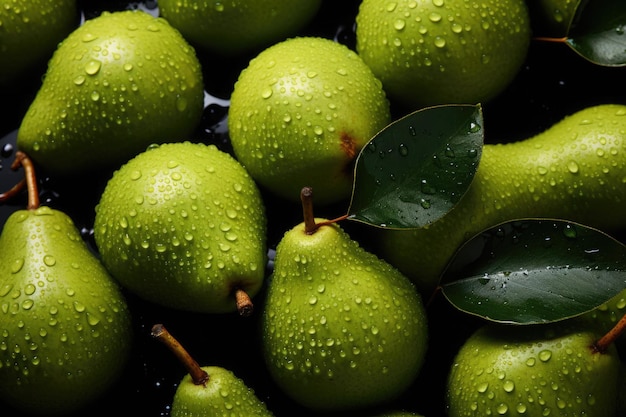 Peras verdes maduras com folhas molhadas pela chuva em um fundo escuro evocando exuberância e pureza naturais