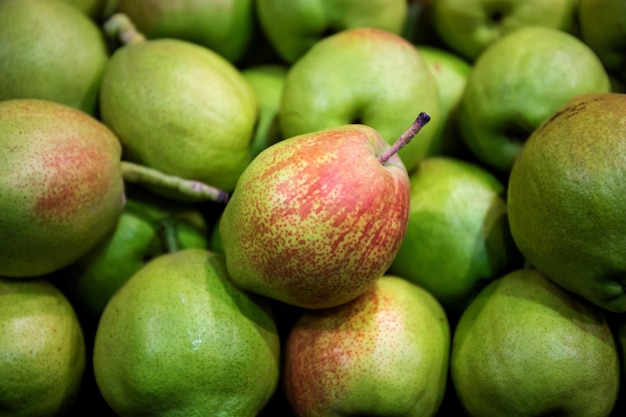 Peras verdes en un mercado de frutas.