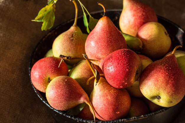 peras vermelhas na tabela de madeira rústica, fundo natural, vega, alimento da dieta. Colheita de outono. Jui