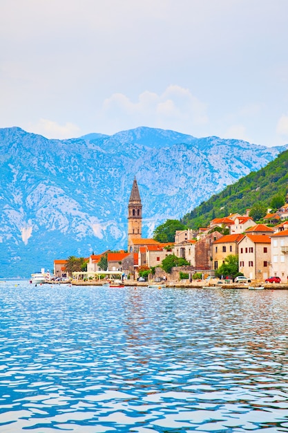 Perast - casco antiguo de la bahía de Kotor en Montenegro. Paisaje