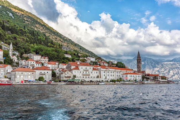 Perast Herbstabend bei Sonnenuntergang. Montenegro