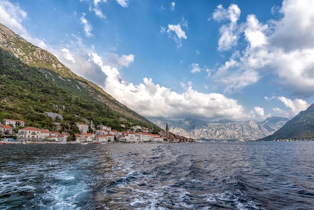 Perast noche de otoño al atardecer. montenegro