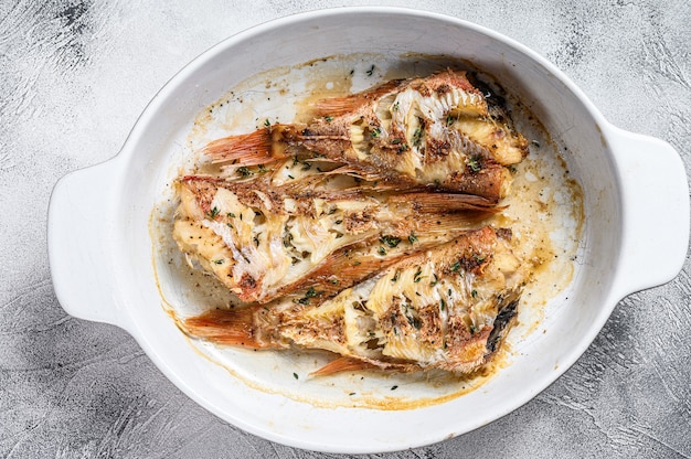 Perca de pescado rojo al horno en una fuente para hornear