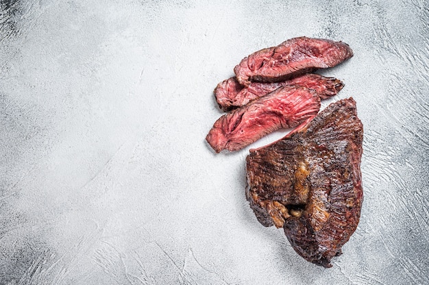 Percha asada o filete de carne de vacuno en rodajas Onglet sobre una mesa