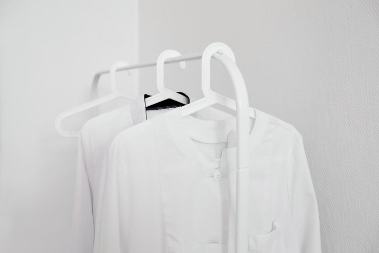 Percha con bata médica blanca Ropa Armario médico