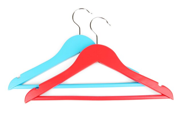 Perchas de ropa coloridas aisladas en blanco