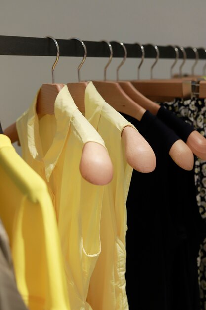 Foto perchero con perchas de madera para ropa de mujer