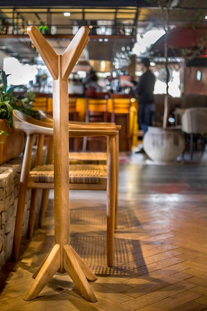 Perchero en un restaurante para bolsas y sombreros de invitados