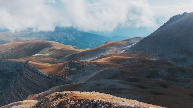 Percorra picos e colinas através de paisagens majestosas