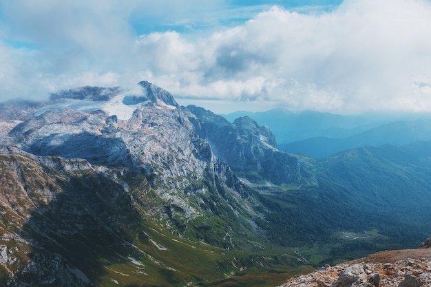 Percorra picos e colinas através de paisagens majestosas