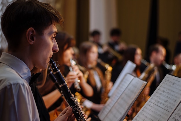 Percorre as notas. estande de música, a orquestra está tocando.