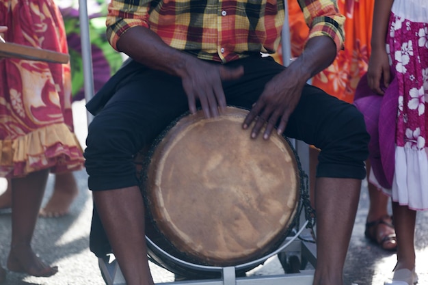 Percussionista tocando com um rolete