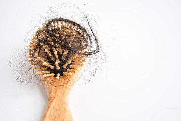 Foto perda de cabelo com pente bush sério problema de saúde beleza e conceito cosmético