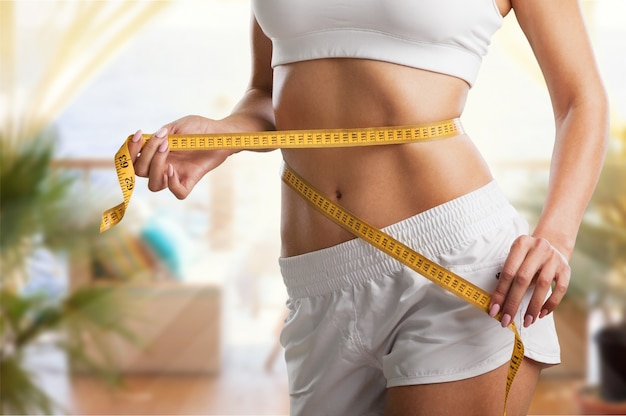 Foto perda de peso, corpo magro, conceito de estilo de vida saudável.