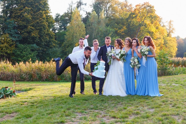 El perdedor deja caer el pastel de bodas durante la ceremonia de la boda