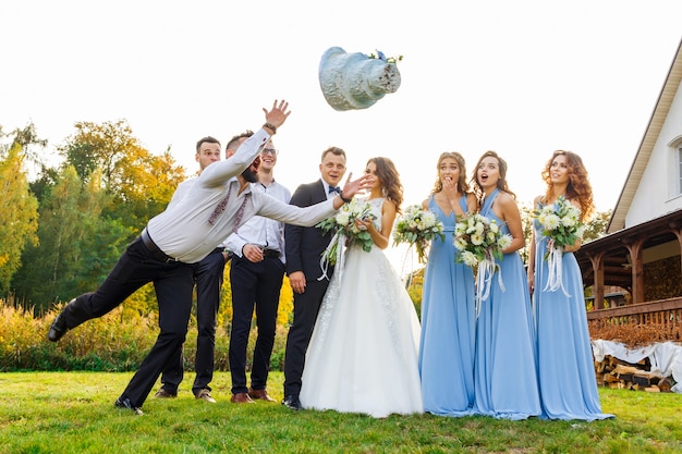 El perdedor deja caer el pastel de bodas durante la ceremonia de la boda