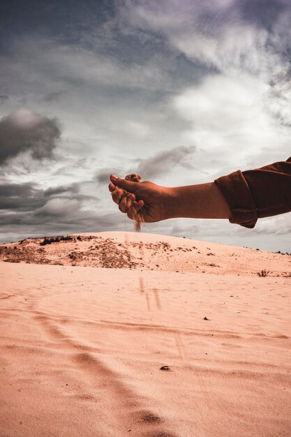 Foto perdi a cabeça na colina de areia.