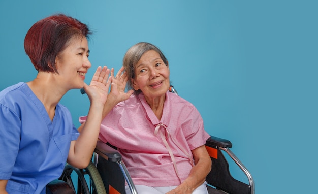 Pérdida auditiva asiática de la mujer de la tercera edad, hipoacusia