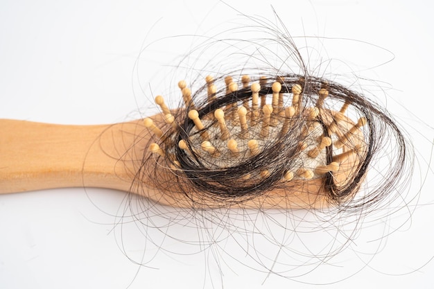 Foto la pérdida de cabello con peine es un problema grave de salud, belleza y concepto cosmético.