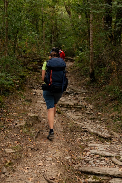 Peregrino andando no caminho de St James chamado Chemin du Puy França