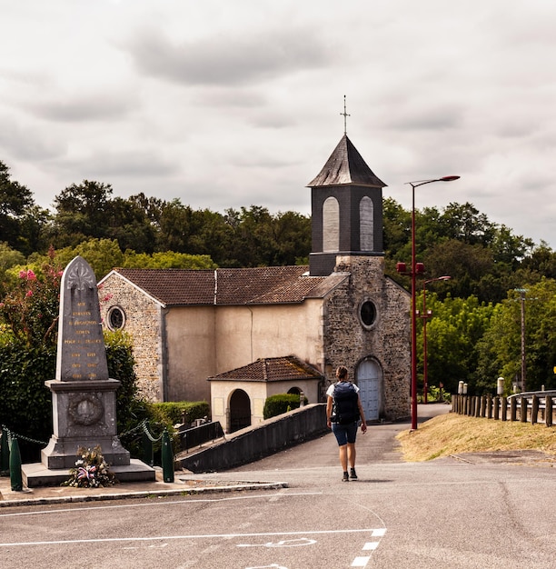 Peregrino cerca de la Iglesia de SaintPierre Argagnon